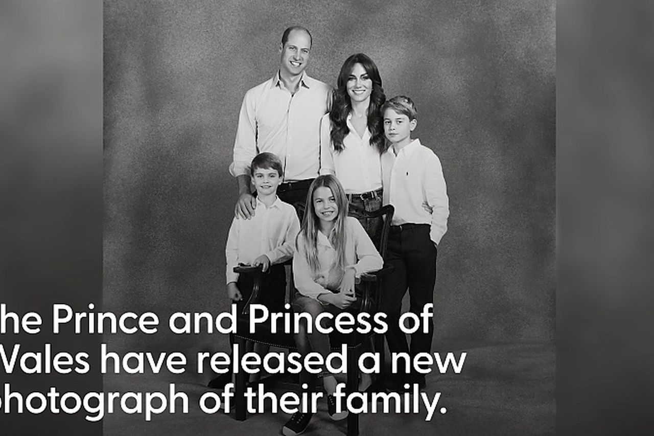 Prince William and Kate release black and white family photograph for  Christmas | Irish Independent