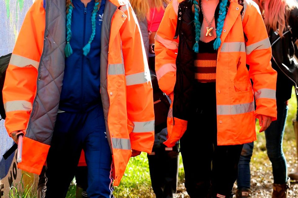 Cara Delevingne and Suki Waterhouse backstage at the Glastonbury Festival, at Worthy Farm in Somerset Credut: : Yui Mok/PA Wire