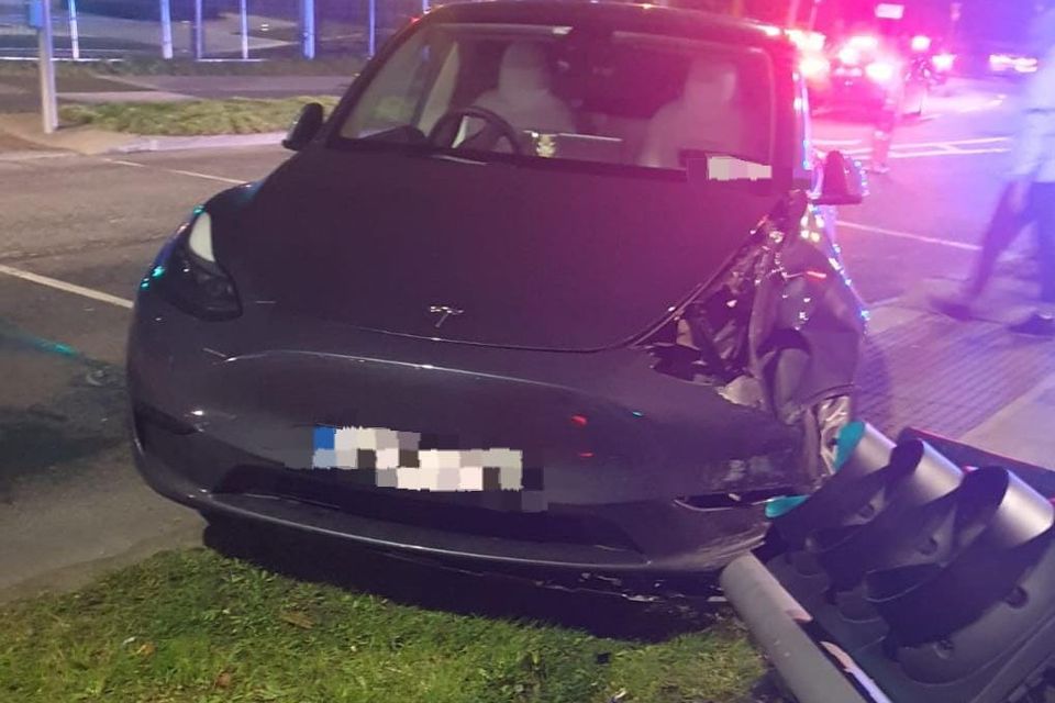 Передняя часть Tesla также была повреждена.  Фото: Fire Brigade X/Дублин