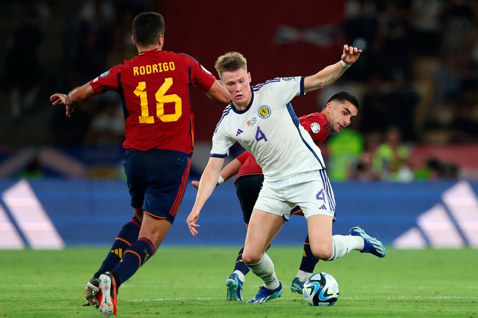 Scott McTominay (au centre), en Écosse, est en concurrence avec Rodri (à gauche) et Ferran Torres, en Espagne, lors de leur match de qualification du groupe D pour l'Euro 2024 à la Cartuja de Sevilla à Séville.