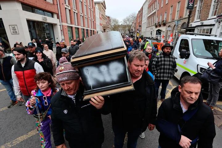 Protestors form human chain blocking oil lorry from Cork refinery; public order unit sets up outside Government buildings