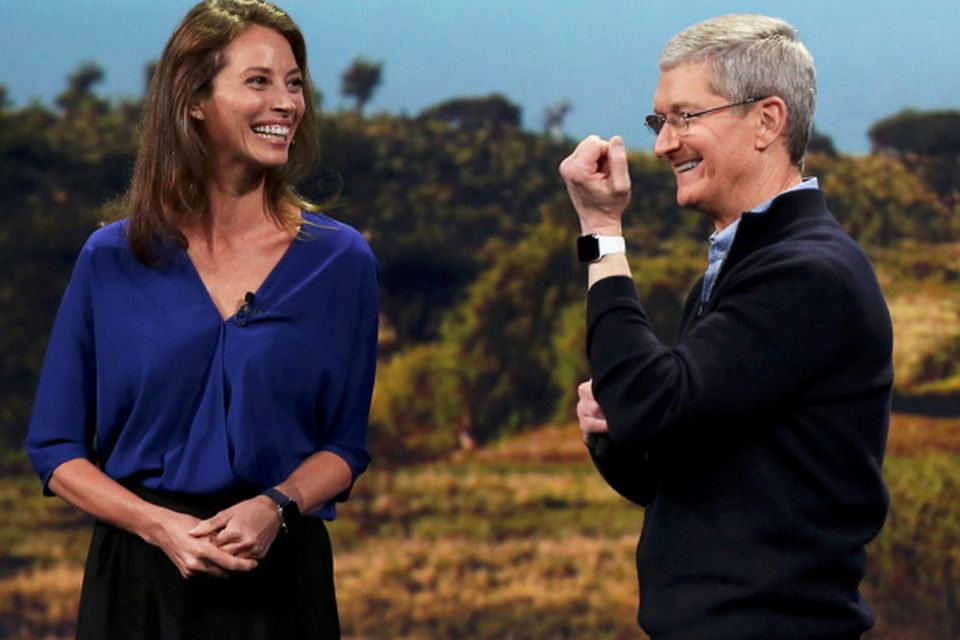 Model Christy Turlington Burns (L) speaks to Apple CEO Tim Cook about the Apple Watch during an Apple event in San Francisco, California March 9, 2015.   REUTERS/Robert Galbraith