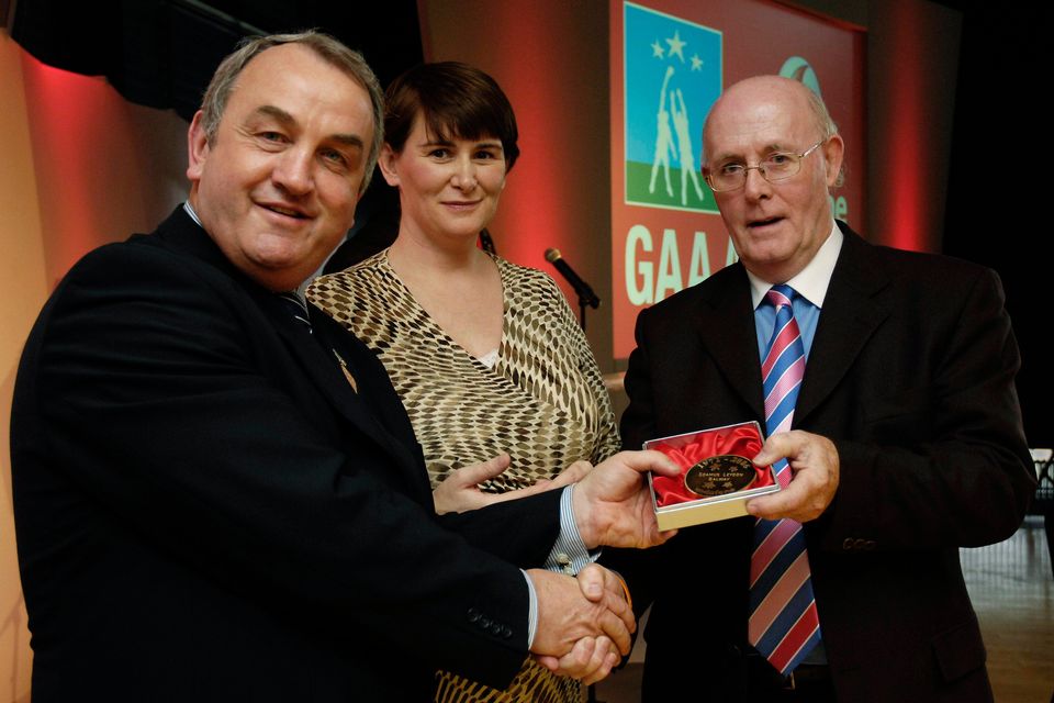 El presidente de la GAA, Nicky Brennan (izquierda), entrega a Seamus Lydon de Galway una medalla conmemorativa que marca el 35º aniversario de los premios All Star en una ceremonia celebrada en Croke Park en 2006. Imagen: Sportsfile