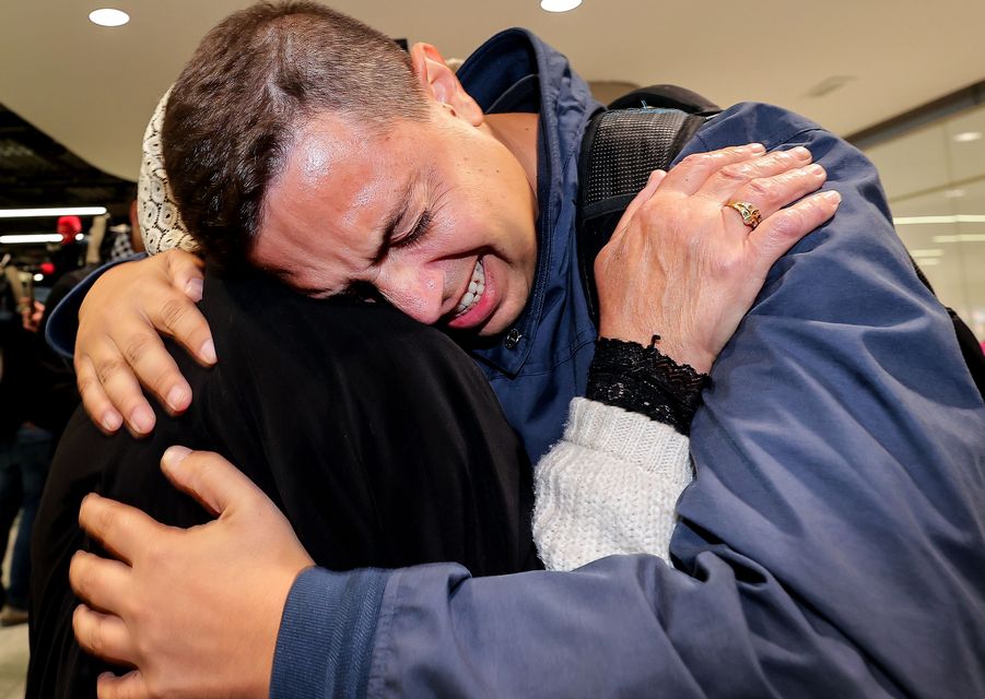 Ibrahim Al-Agha, que huyó de Gaza en brazos de su madre Marwa tras llegar al aeropuerto de Dublín.  imagen;  jerry luna