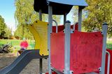 Miniatura: Parque infantil en Herbert Park destrozado con lemas racistas y antisemitas