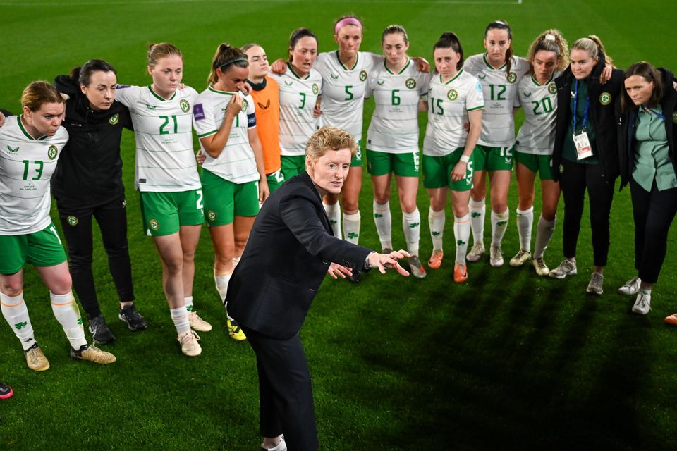 La directora irlandesa, Eileen Gleeson, se dirige a sus jugadores tras la derrota ante Francia.