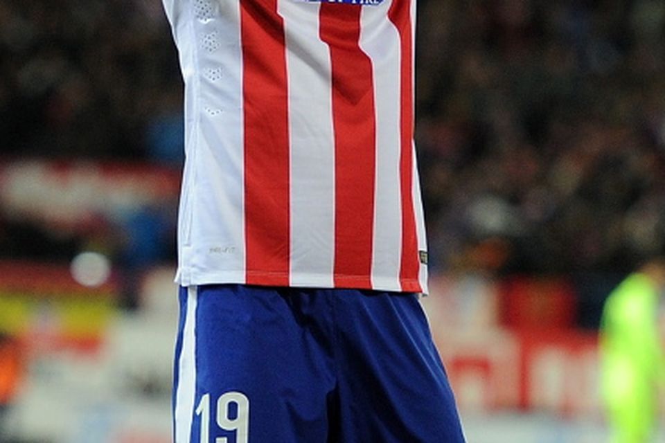 MADRID, SPAIN - JANUARY 28:  (EDITORS NOTE: Retransmission of #462422264 with alternate crop.) Fernando Torres of Club Atletico de Madrid celebrates after scoring his team's opening goal during the Copa del Rey Quarter Final Second Leg match between Club Atletico de Madrid and FC Barcelona at Vicente Calderon Stadium on January 28, 2015 in Madrid, Spain.  (Photo by Denis Doyle/Getty Images)