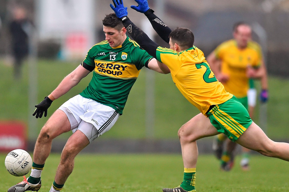Paul Geaney, Kerry, in action against Paddy McGrath, Donegal