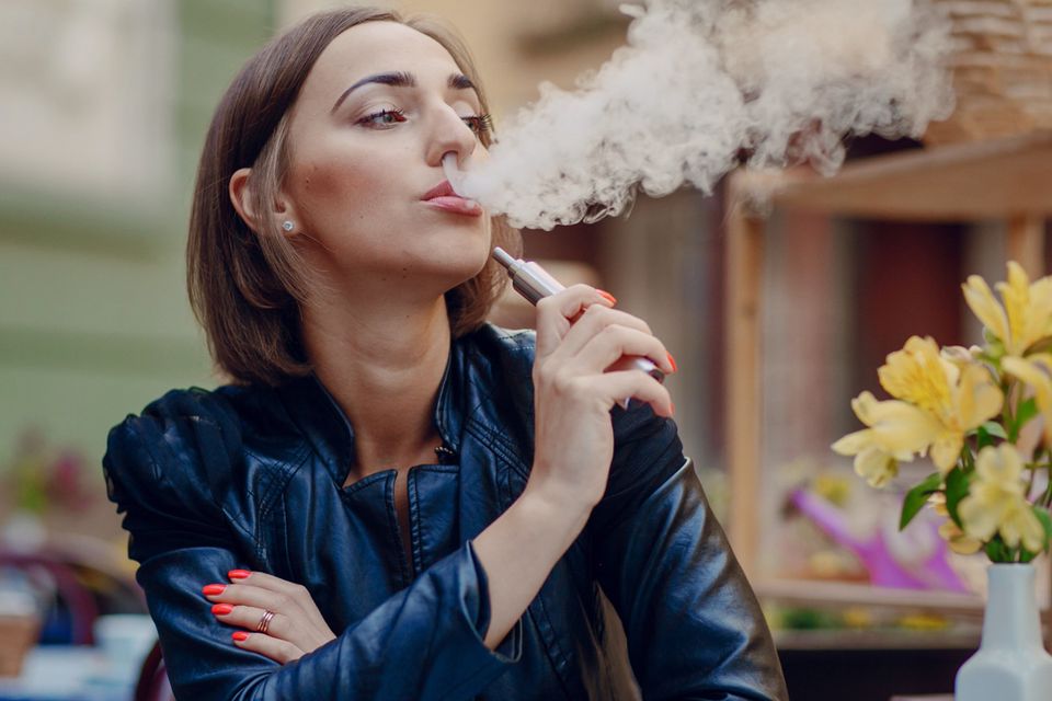 fa meno male la sigaretta elettronica o quella normale Vaping and Gum Health: What You Need to Know main image 0