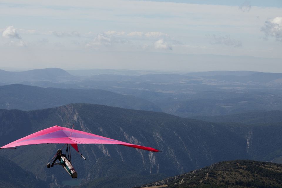 As free as a bird, hang-gliding over Àger