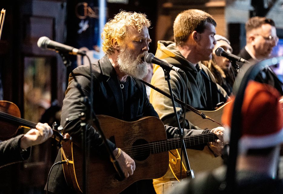 Glen Hansard participa en el concierto anual de Nochebuena en Grafton Street, Dublín, en ayuda de Simon's Homeless Charity.  Foto: Evan Tracy/PA Wire