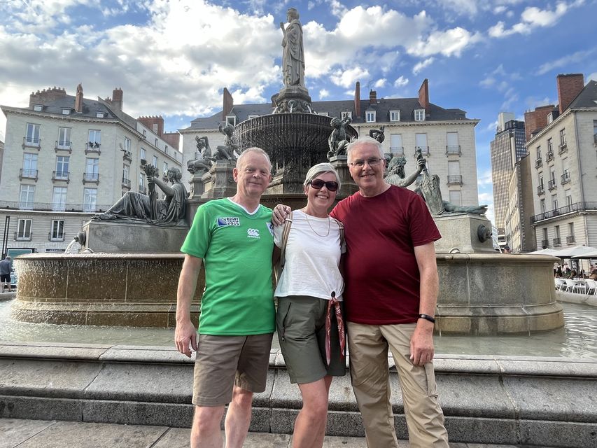 Mickey Rafferty, Nuala Rafferty et Donal Murtagh avant le match de demain