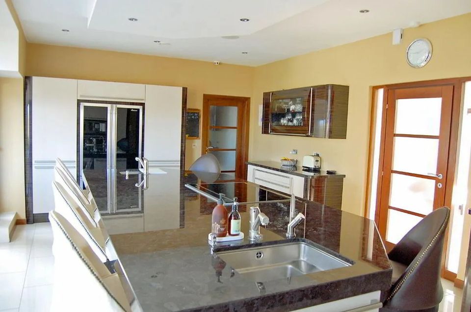 The ktchen is fitted with state of the art appliances