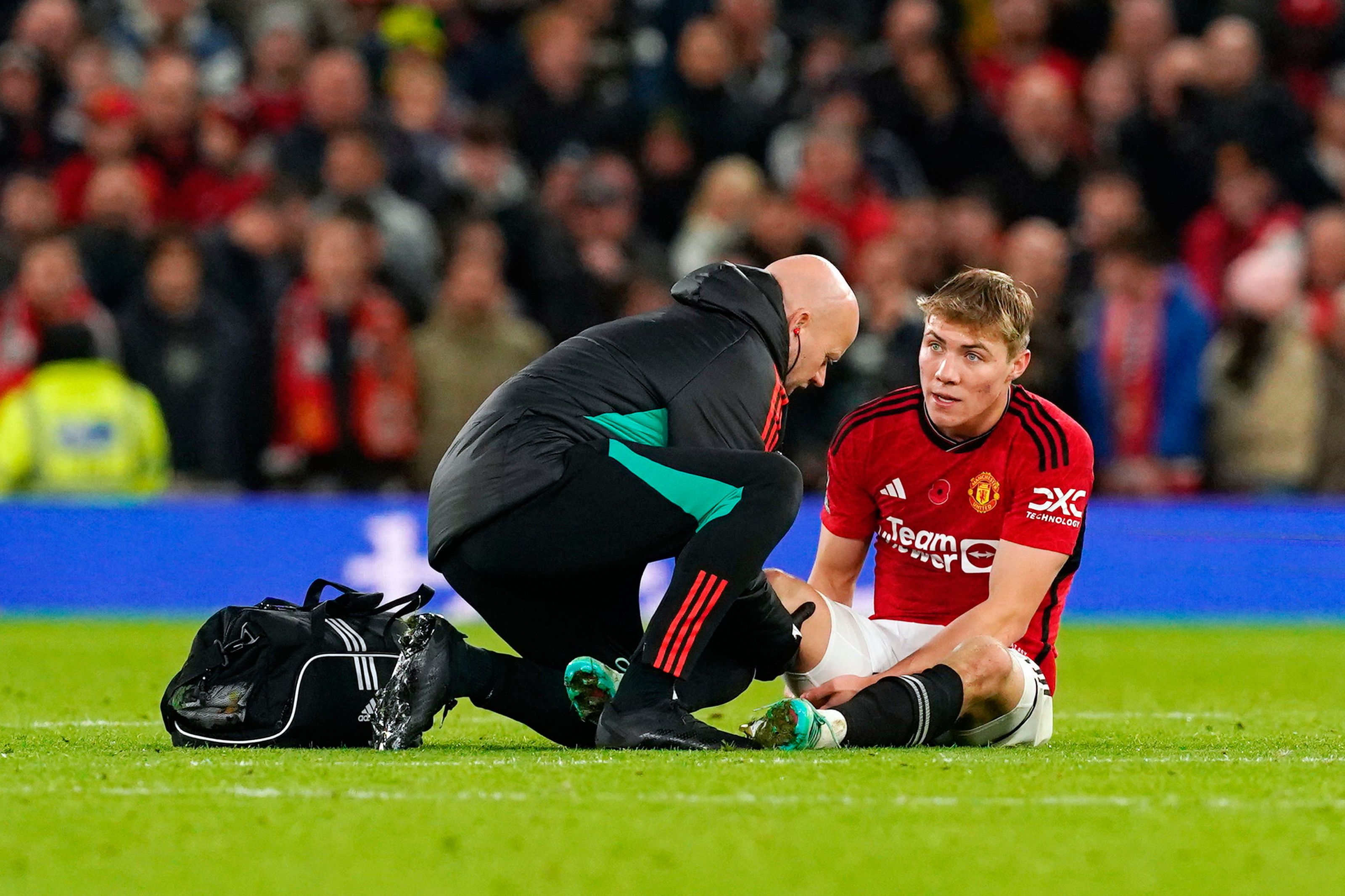 Двойная травма для «Манчестер Юнайтед»: Расмус Хоглунд и Кристиан Эриксен готовятся к выходу на поле
