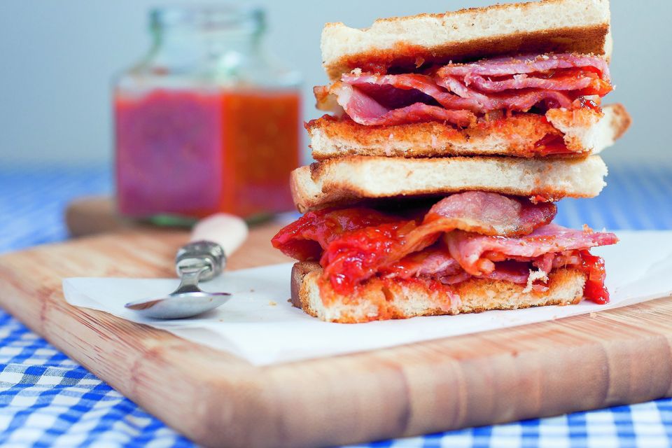 Bacon sandwich with tomato relish