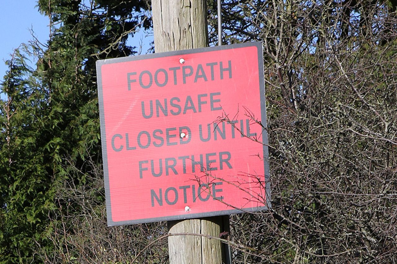 Closed footpath on popular route causes danger for runners and