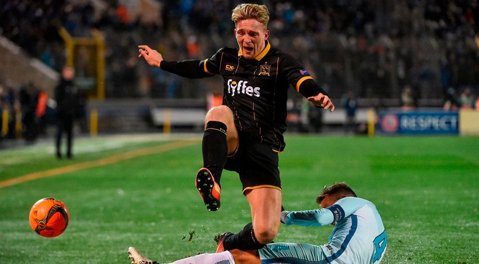 John Mountney tries to evade Domenico Criscito’s tackle in St Petersburg last night.
DAVID MAHER / SPORTSFILE