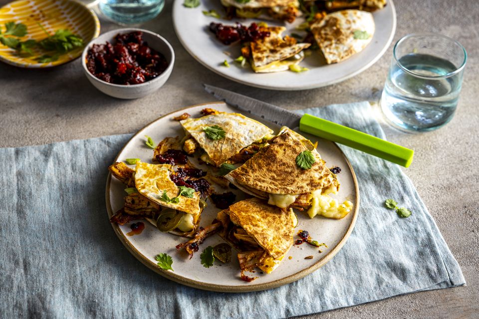 Baharatlı Hindi ve Kiler Soslu Brie Quesadillas.  Resim: Donal Skehan