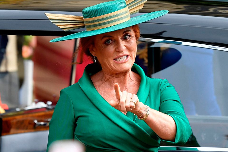Sarah Ferguson takes centre stage in fitted green dress with unusual gilded  boater hat at daughter Eugenie's wedding | Irish Independent