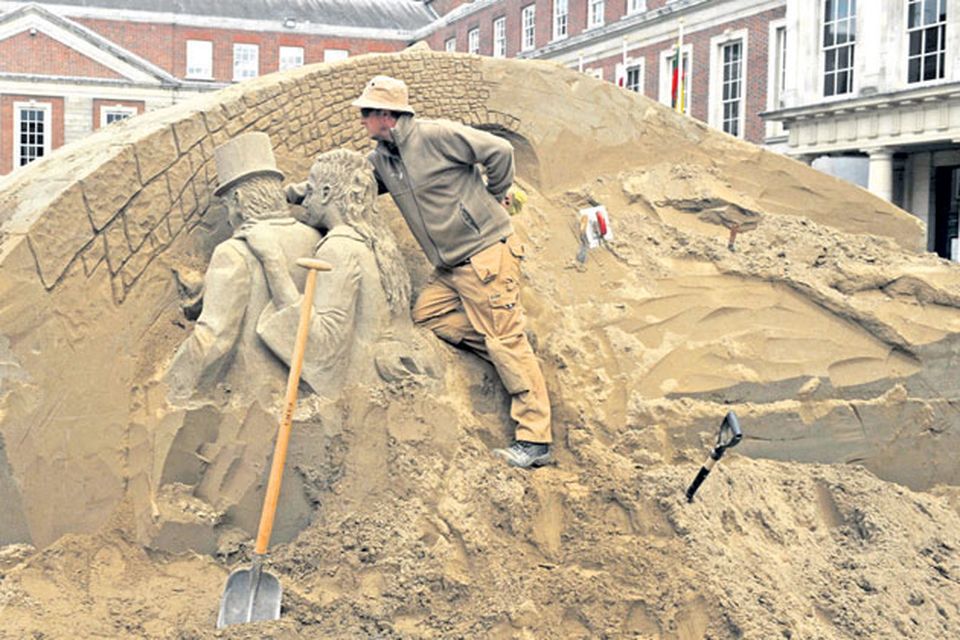 Daniel Doyle creating
his William Rowan
Hamilton sand
sculpture