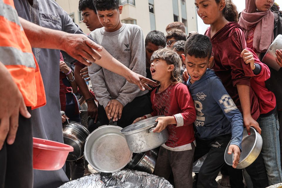A charity organization distributes food and drinking water to Palestinians in the Jabalia area in the north of the Gaza. Photo: Abdalhkem Abu Riash/Anadolu via Getty