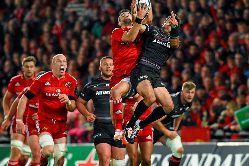 Conor Murray, Munster, challenges for a high ball with Neil de Kock, Saracens. Pictuer credit: Diarmuid Greene / SPORTSFILE