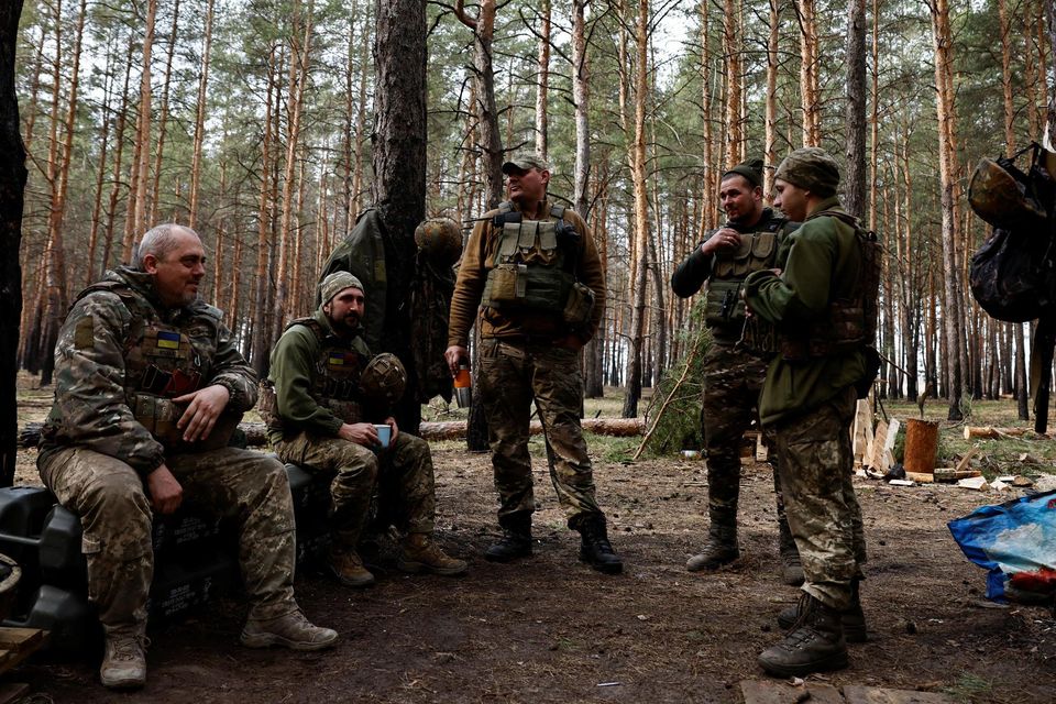 Ukrainian artillery unit servicemen await for orders to fire towards Russian troops near Kreminna. Photo: Reuters/Violeta Santos Moura