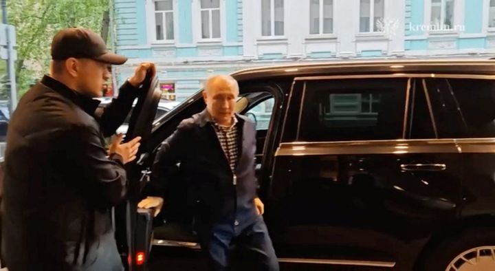 Paranoid Vladimir Putin fakes friendly public chat for cameras