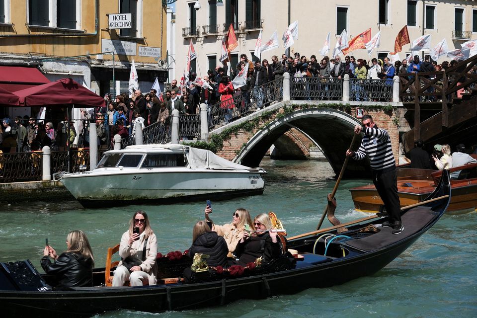 People protest against the introduction of the tourist fee to visit the city of Venice for day trippers in a move to preserve the lagoon city. REUTERS/Manuel Silvestri