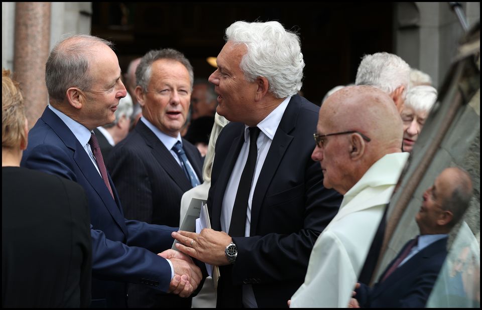 El danaiste Michael Martin consuela a Gavin O'Reilly en el funeral de su padre AJF O'Reilly en la Iglesia del Sagrado Corazón en Donnybrook.  Foto de Steve Humphreys el 23 de mayo de 2024.