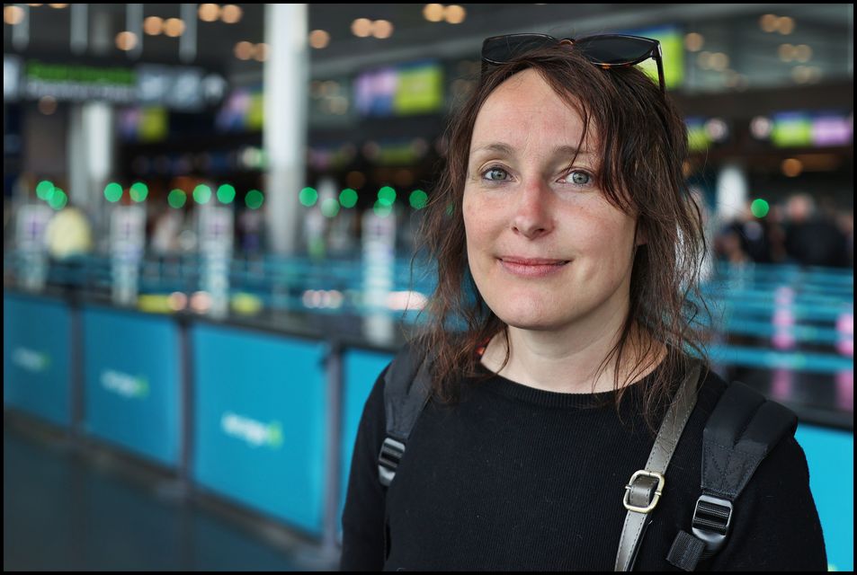 Anise Thomas de Bretaña, Francia, en el aeropuerto de Dublín.  Foto: Steve Humphreys