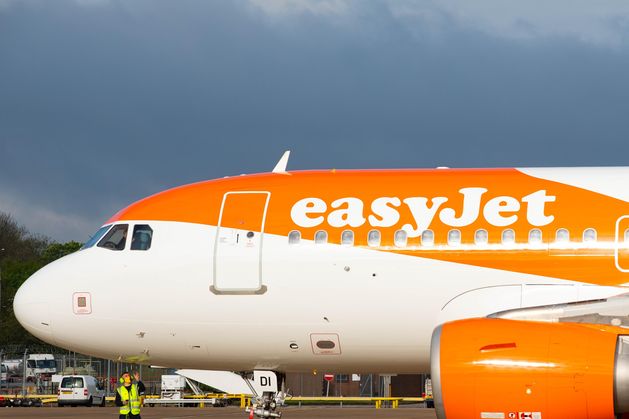 女性は家族が飛行機に乗せたとき「すでに死亡していた」と乗客らが語る