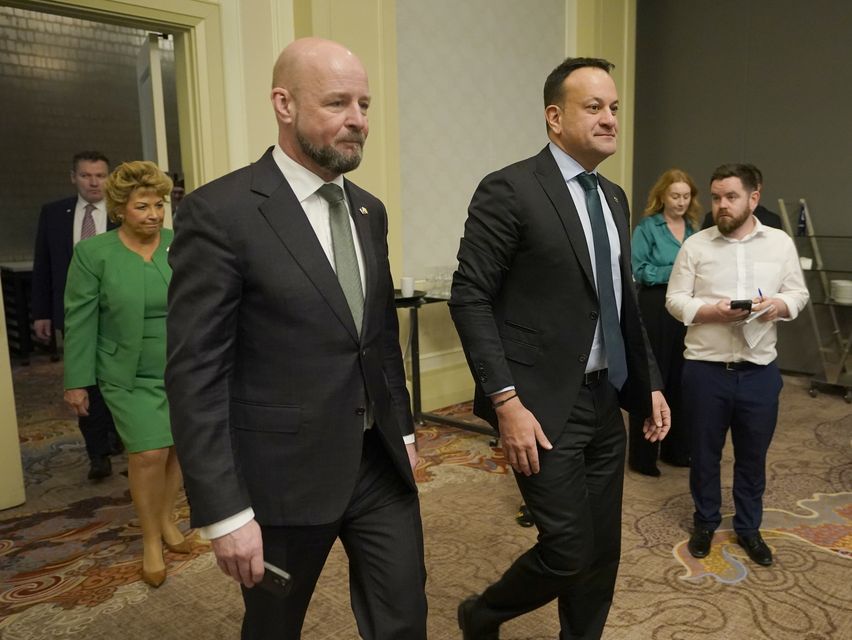 Taoiseach Leo Varadkar con el profesor Philip Nolan (Niall Carson/PA)