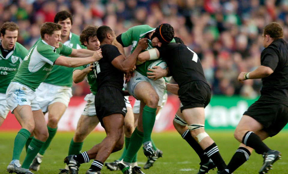 Denis Leamy is tackled by Sitiveni Sivivatu and Richie McCaw in 2005
