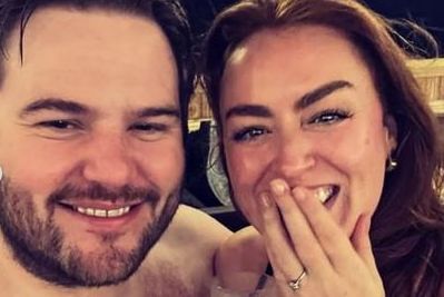 「笑顔が止まらない」 – ロイシン・オーがパートナーのギアロイド・オー・デアとの婚約を発表