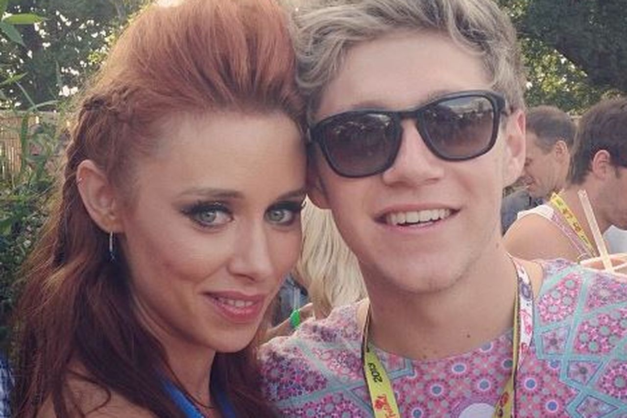 una-healy-sets-fans-pulses-racing-after-tweeting-topless-snap-of-hubby