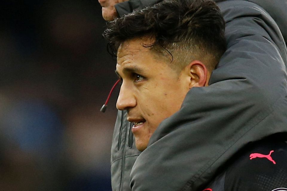 Arsene Wenger congratulates Alexis Sanchez on his late penalty