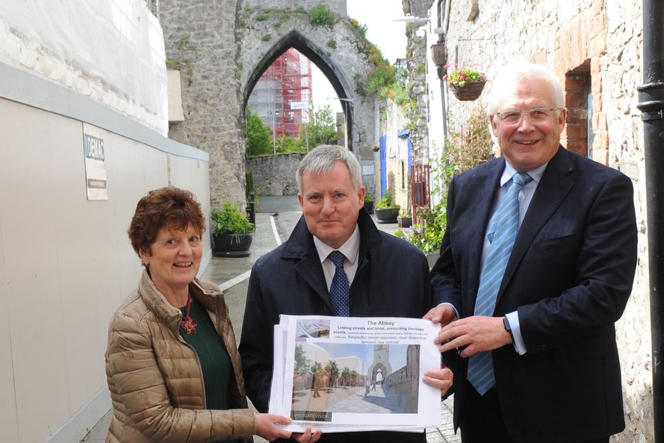 Minister Kieran O'Donnell TD in Drogheda with Catherine Duff, Louth County Council and Fergus O'Dowd TD. Photo: Aidan Dullaghan/Newspics