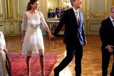 thumbnail: Argentina's new President Mauricio Macri (C) leaves the Foreign Ministry building with his wife, First Lady Juliana Awada, in Buenos Aires on December 10, 2015