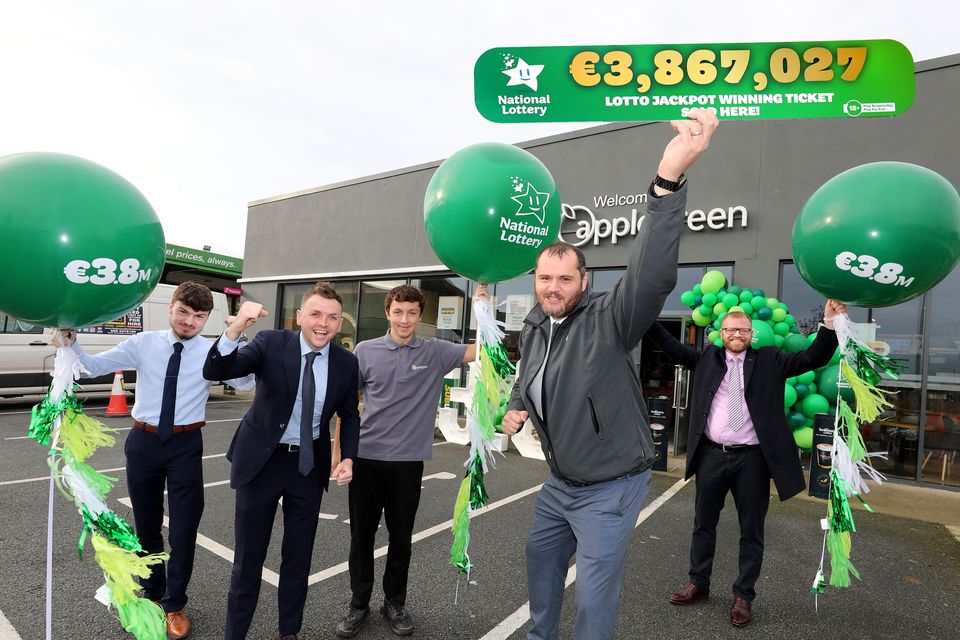 Le personnel de la station-service Applegreen sur Naul Road à Ballbriggan, Co Dublin célèbre la vente d'un billet gagnant du jackpot Lotto de 3,867,027 €.  Photo de : MacInnis Photography