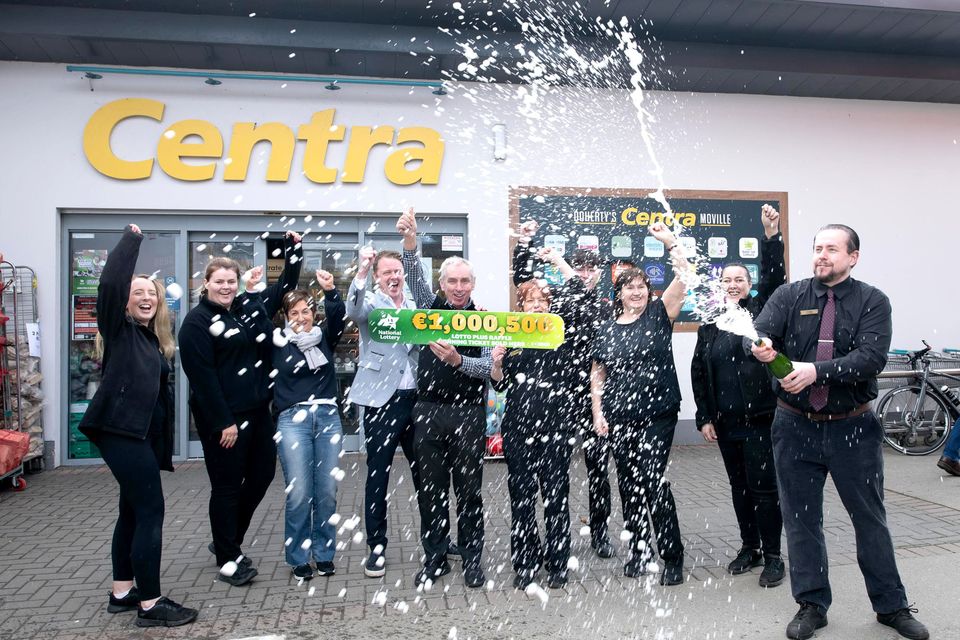 Le personnel du magasin Doherty's Centra de Moville célèbre la vente d'un billet gagnant d'un million d'euros pendant le week-end de Pâques.  Photo : Cliff Wasson/McInnis Photographie