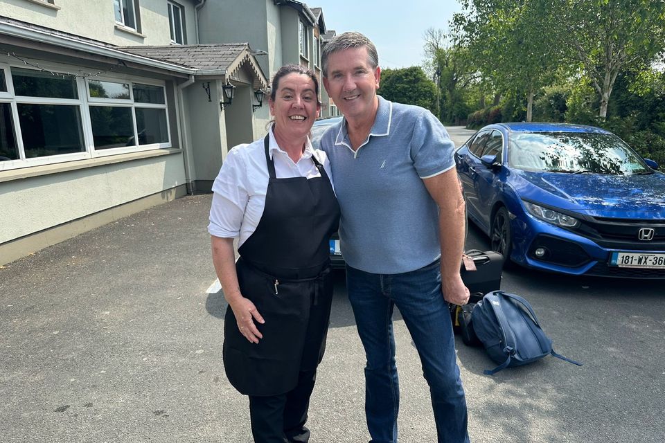 Daniel O'Donnell cùng nhân viên Diane Sinnott tại The Farmer's Kitchen sau thời gian lưu trú tại đây vào đêm thứ Hai.