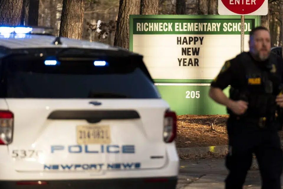 Police respond to a shooting at Richneck Elementary School, in Newport News, Va. Photo: Billy Schuerman/The Virginian-Pilot via AP)