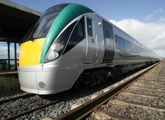 ロスレア線を利用するウィックローの通勤者は、追加の車両が運行される見通しもなく、毎日立っていなければならない