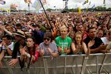 thumbnail: The crowd cheer for Wolf Alice