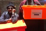 thumbnail: Singer Will.I.Am lends a hand in Vogue's office move.
