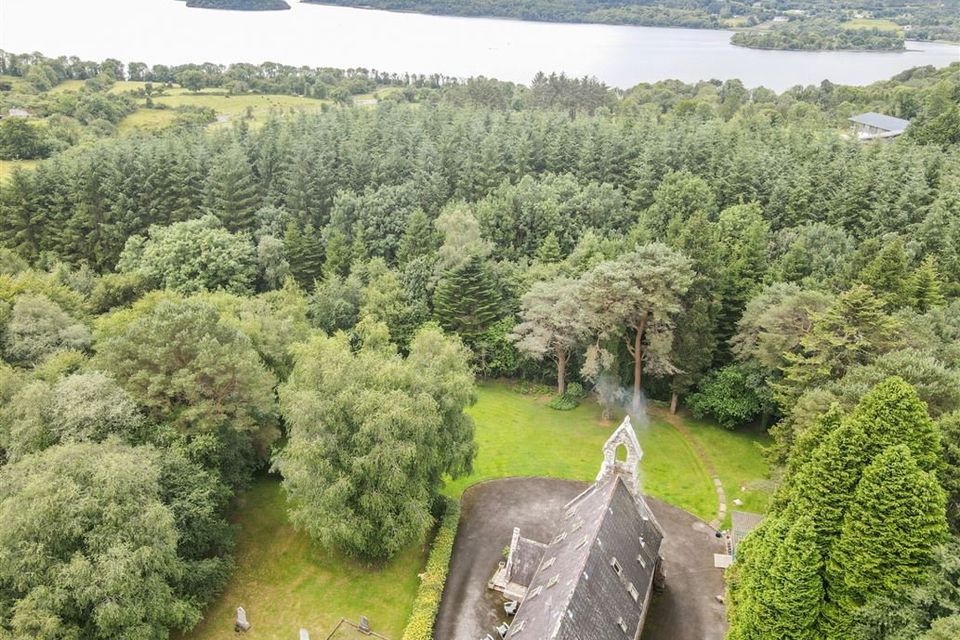 The house is located in a much sought after location equidistant to Corrigeenroe and Knockvicar and adjacent to the majestic Lough Key.