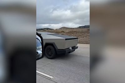 火花警報器を運転中に VR ヘッドセットを装着したテスラドライバーのビデオが話題に