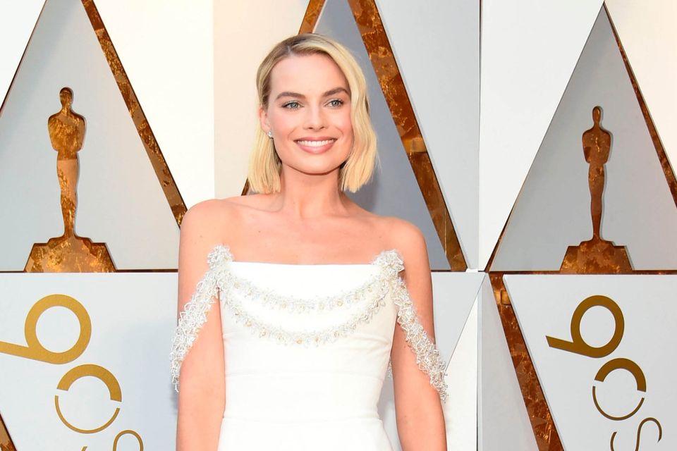 Margot Robbie's Dress Fell Apart During The 2018 OscarsHelloGiggles