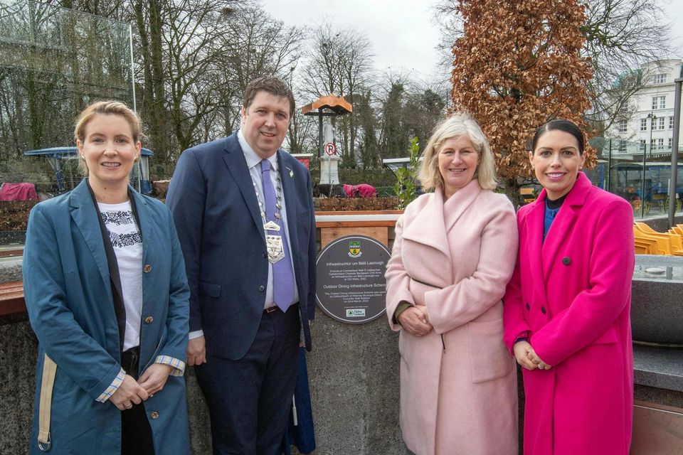 Cathaoirleach of the Killarney Municipal District, Cllr Niall Kelleher unveils the plaque at the official opening of the Killarney Outdoor Dining Infrastructure at Kenmare Place, Killarney on Wednesday along with Miriam Kennedy, Head of Wild Atlantic Way Failte Ireland, Josephine O'Driscoll and Danielle Favier, Failte Ireland. Photo by Don MacMonagle